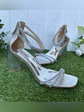 BADGLEY MISCHKA
HOMELY LILLIE CRYSTAL DUAL-STRAPPED BLOCK HEELS 8.5
$265
Silver